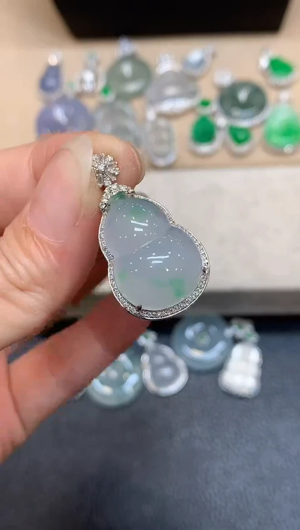 颈饰18K金镶嵌翡翠葫芦【无服务费