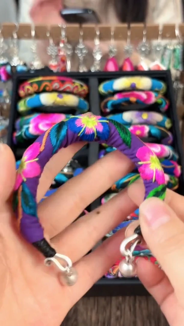 彩云南阁非遗老绣饰品208