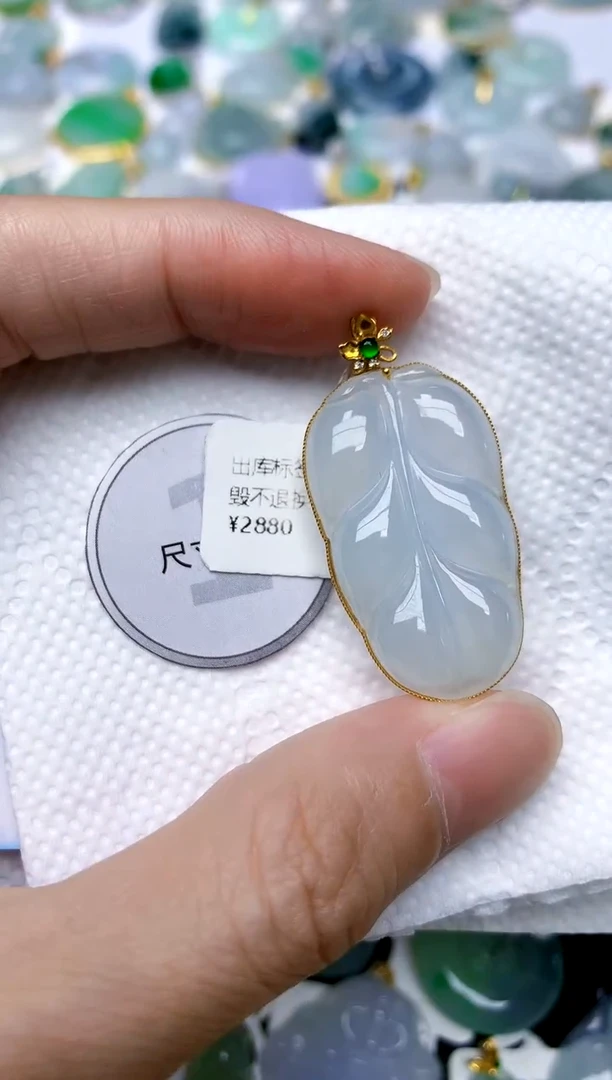 颈饰18K金镶嵌翡翠天然A货翡翠