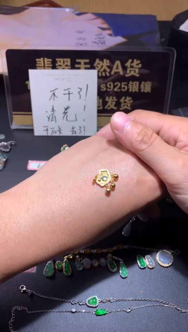 吊坠(不含链)银S925镶嵌翡翠小****?1