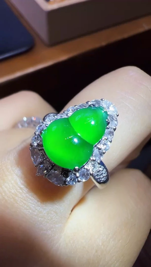 18K金镶嵌戒指翡翠葫芦