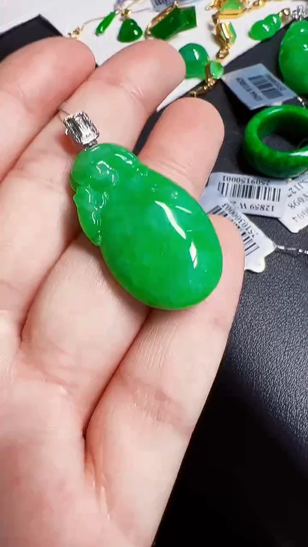 颈饰18K金镶嵌翡翠吊坠