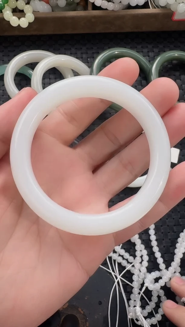 颈饰未镶嵌和田玉圈口53-61白玉手镯