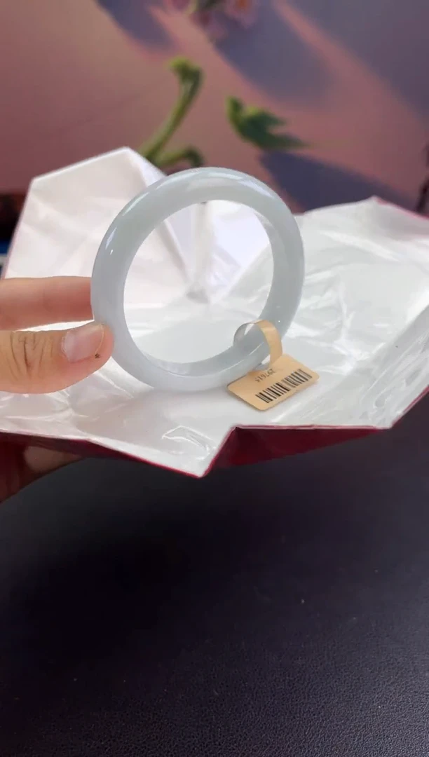 翡翠手镯未镶嵌翡翠手镯