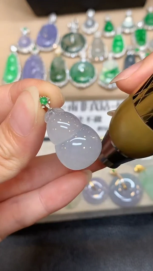 颈饰18K金镶嵌翡翠葫芦【无服务费