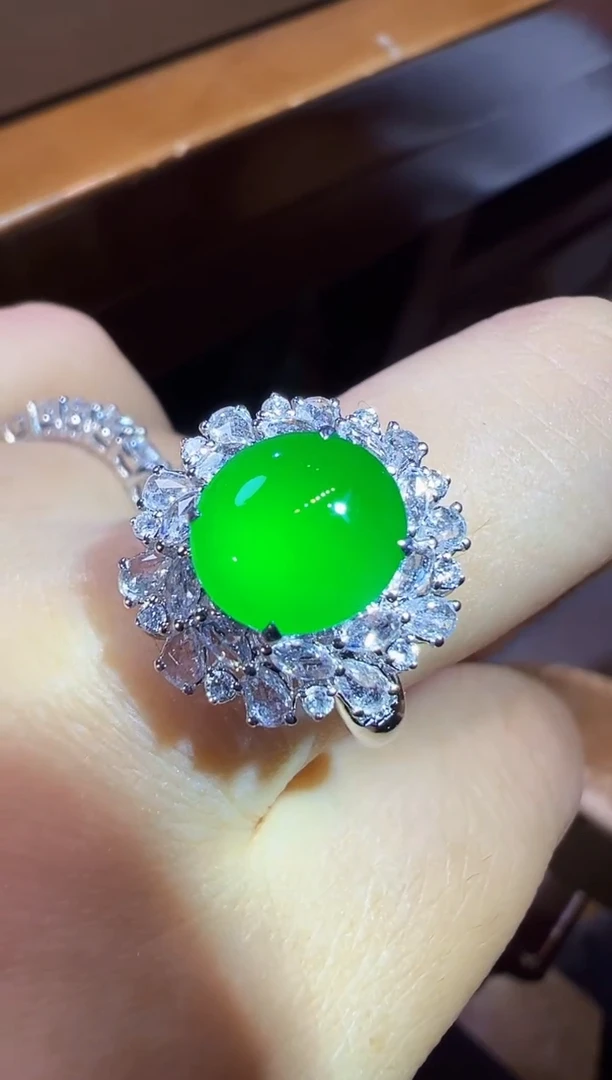 18K金镶嵌戒指翡翠蛋面