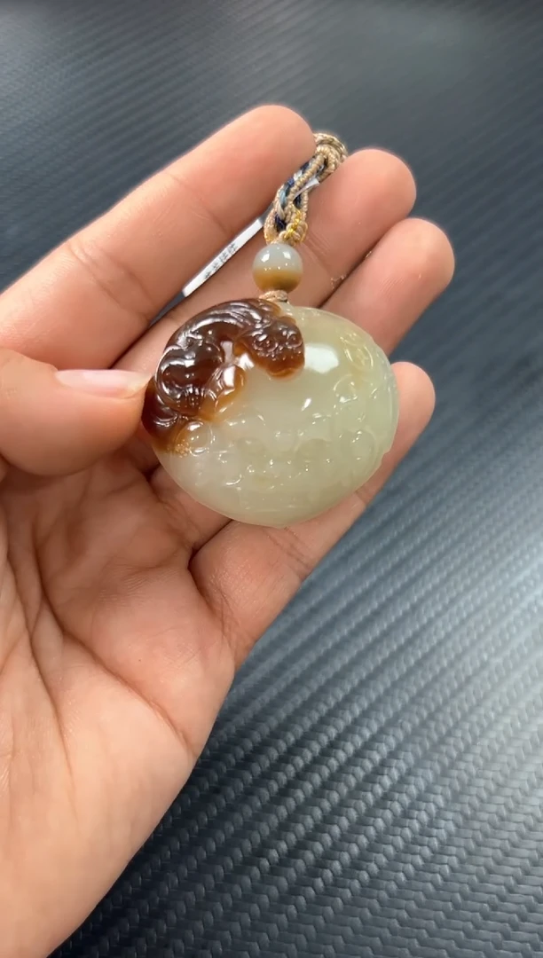 吊坠(赠链)未镶嵌和田玉若羌微色差吊坠j