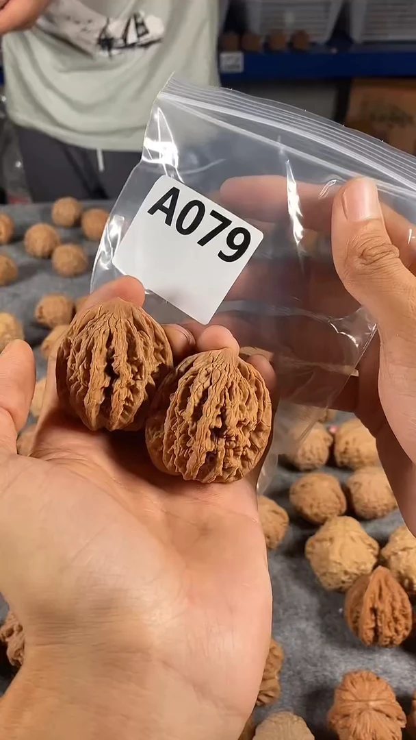 吊坠文玩核桃43麦穗虎头有一点黄