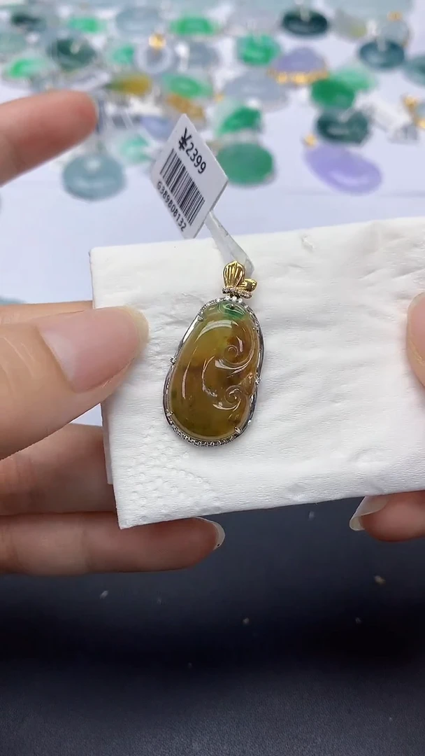 翡翠18K金镶嵌颈饰天然缅甸a货翡翠