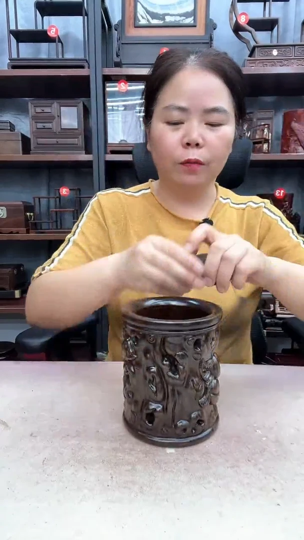 鸡翅木类端景台寿桃笔筒