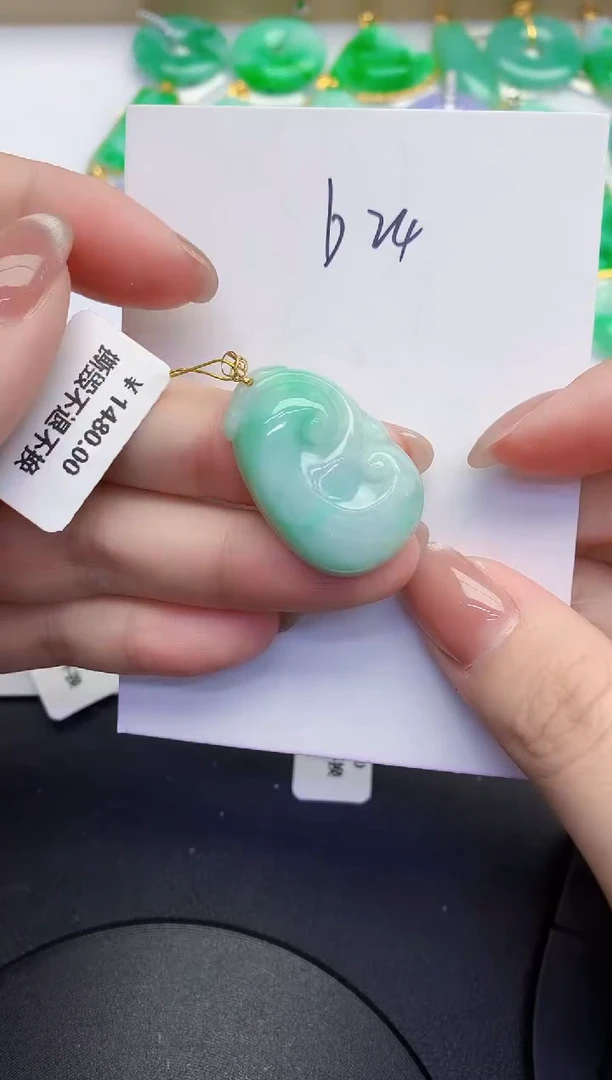 颈饰18K金镶嵌翡翠缅甸天然翡翠A货