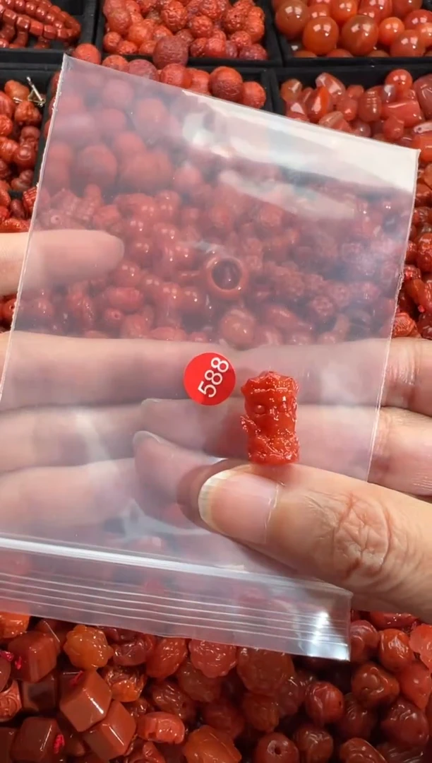 南红玛瑙未镶嵌颈饰1
