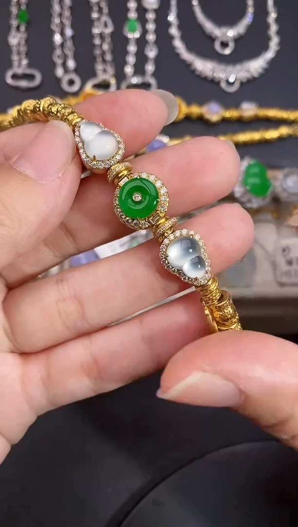 颈饰18K金镶嵌翡翠盘缠