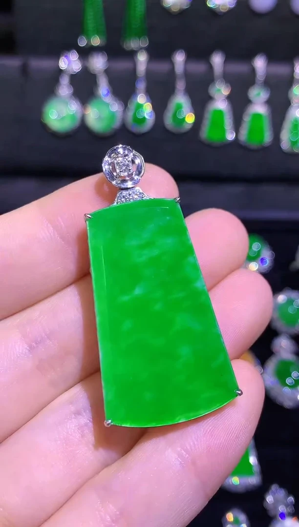 颈饰18K金镶嵌翡翠高冰满绿无事牌