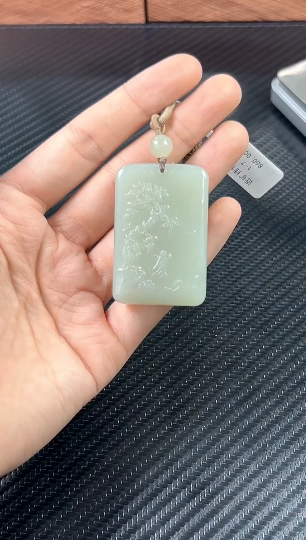 吊坠(赠链)未镶嵌和田玉且末微色差近矿k