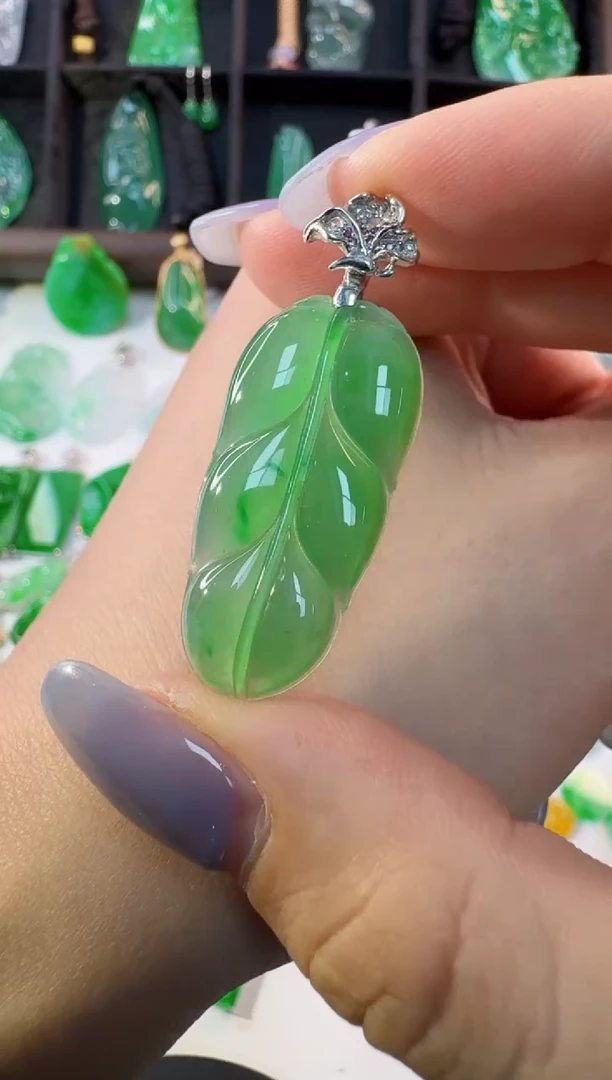 颈饰18K金镶嵌翡翠缅甸A货翡翠