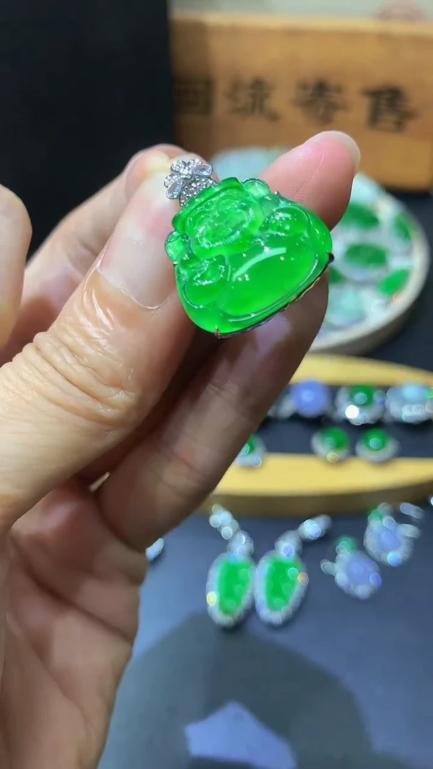 颈饰18K金镶嵌翡翠团购