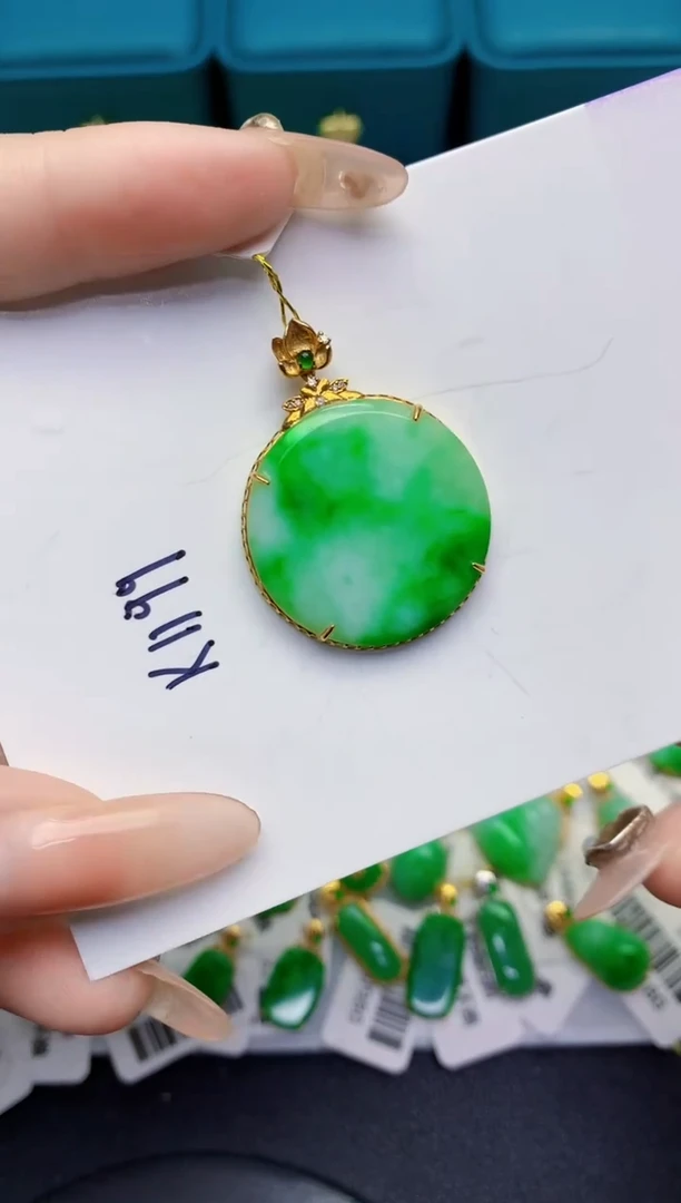 颈饰18K金镶嵌翡翠缅甸天然翡翠A货