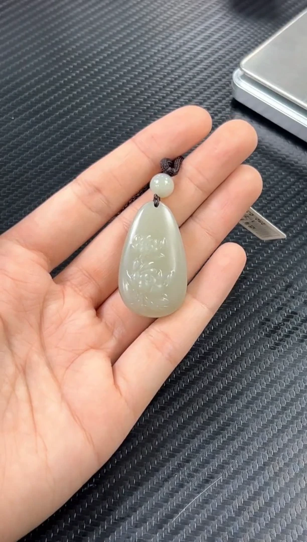 吊坠(赠链)未镶嵌和田玉且末微色差近矿吊坠K