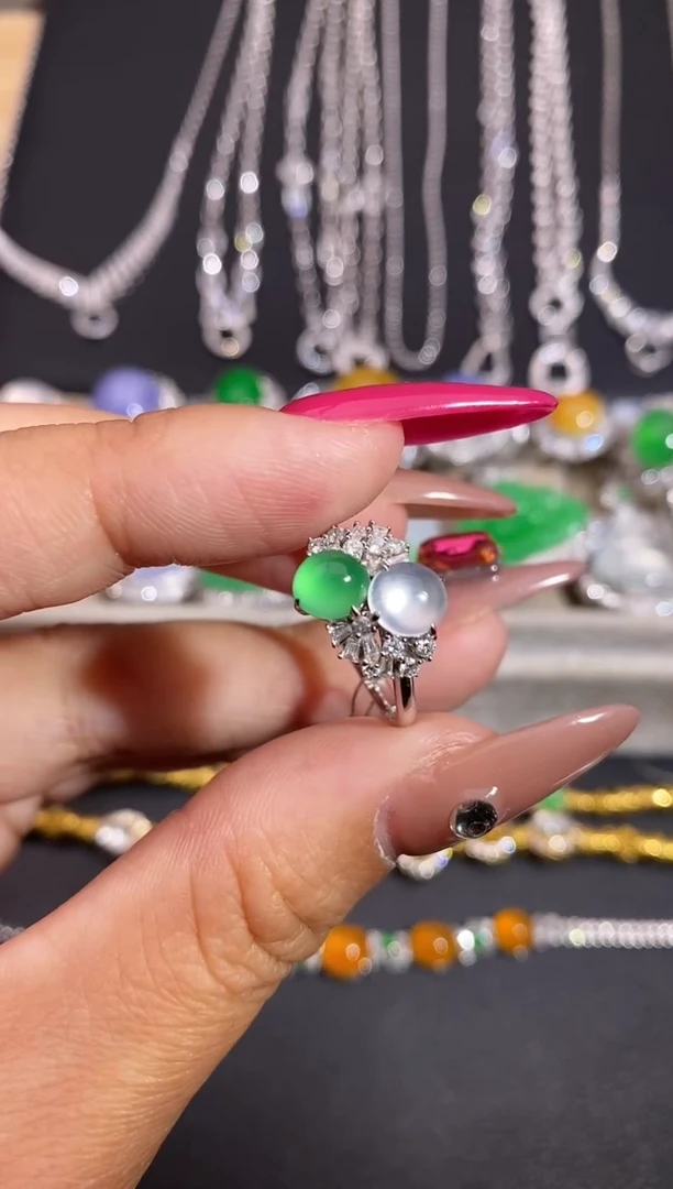 颈饰18K金镶嵌翡翠戒指