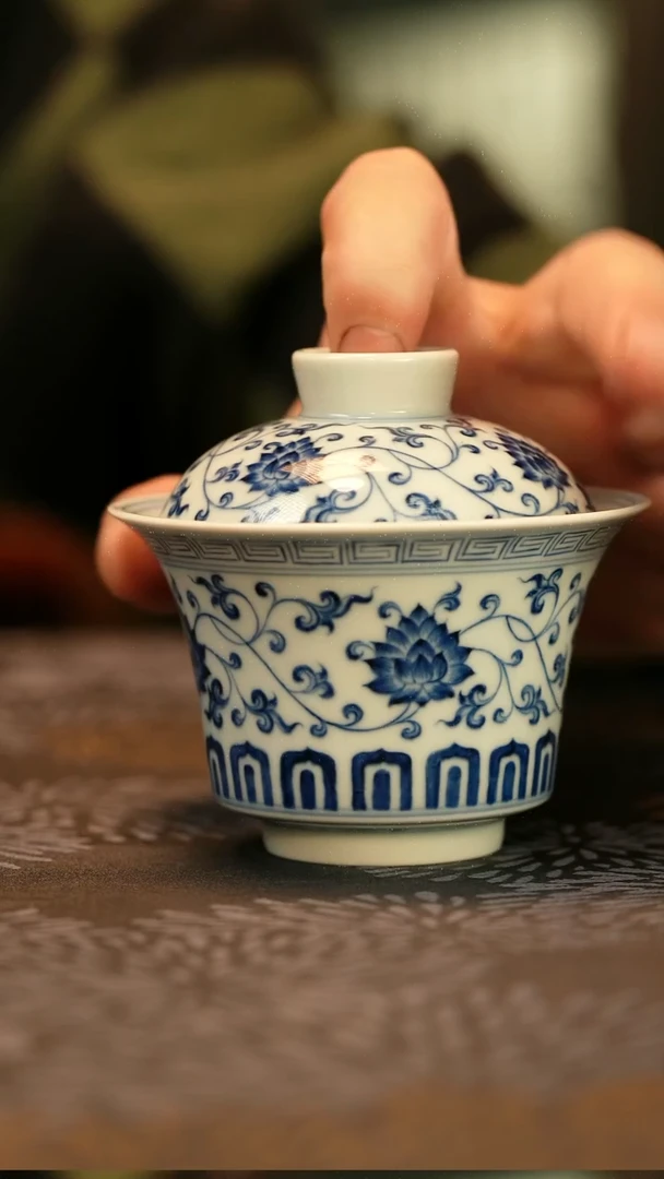 中式仿明青花缠枝莲马蹄盖碗