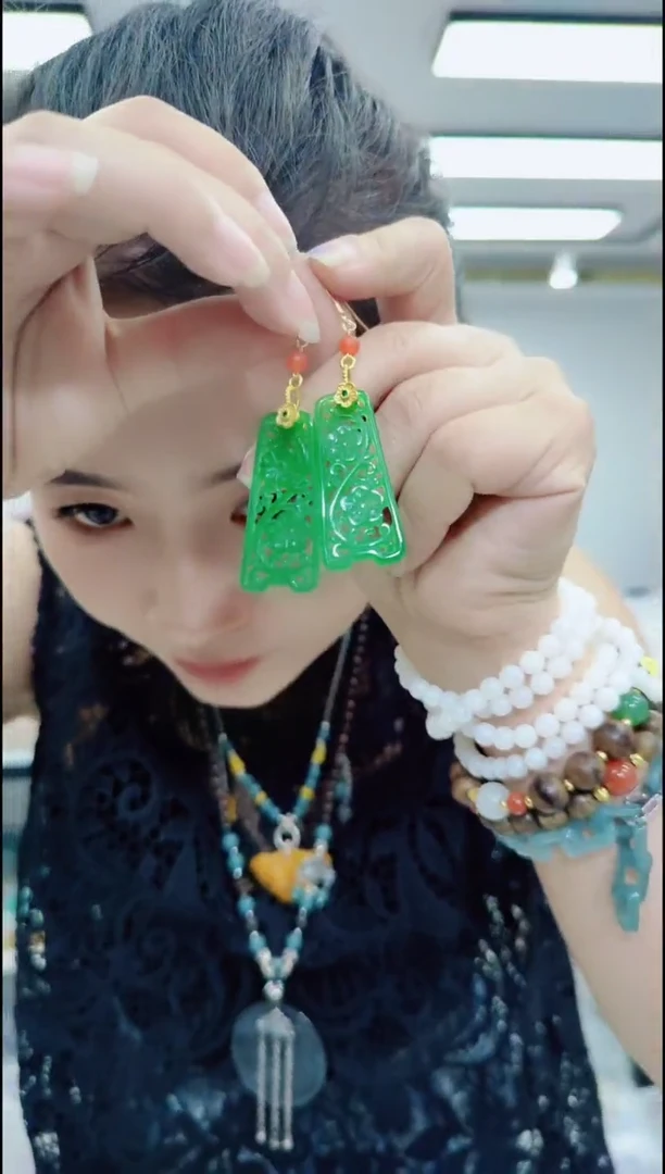 0699绿雕刻耳坠一对