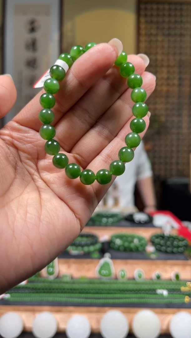 颈饰未镶嵌和田玉（碧玉）±8mm阳绿单圈手串多样性发一