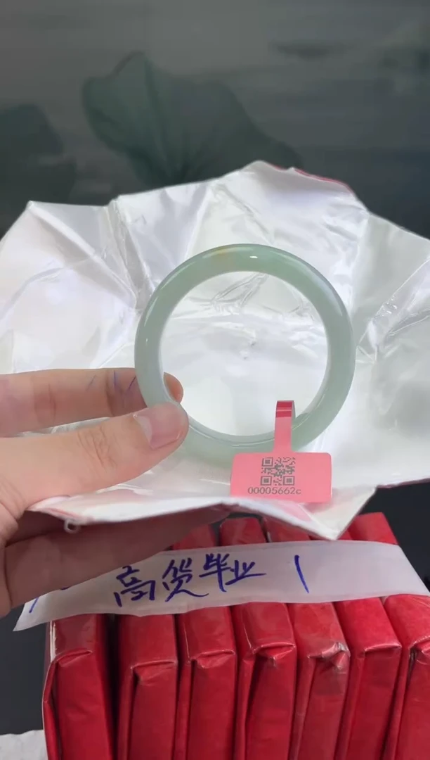 翡翠手镯未镶嵌翡翠手镯