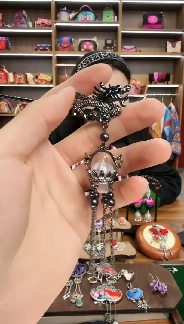 【闪购商品】织绣212蒙阿苏苗绣传承