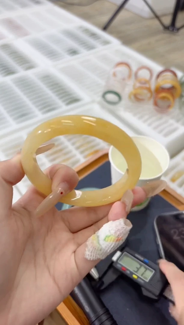 未镶嵌手镯石英质玉48-57HU