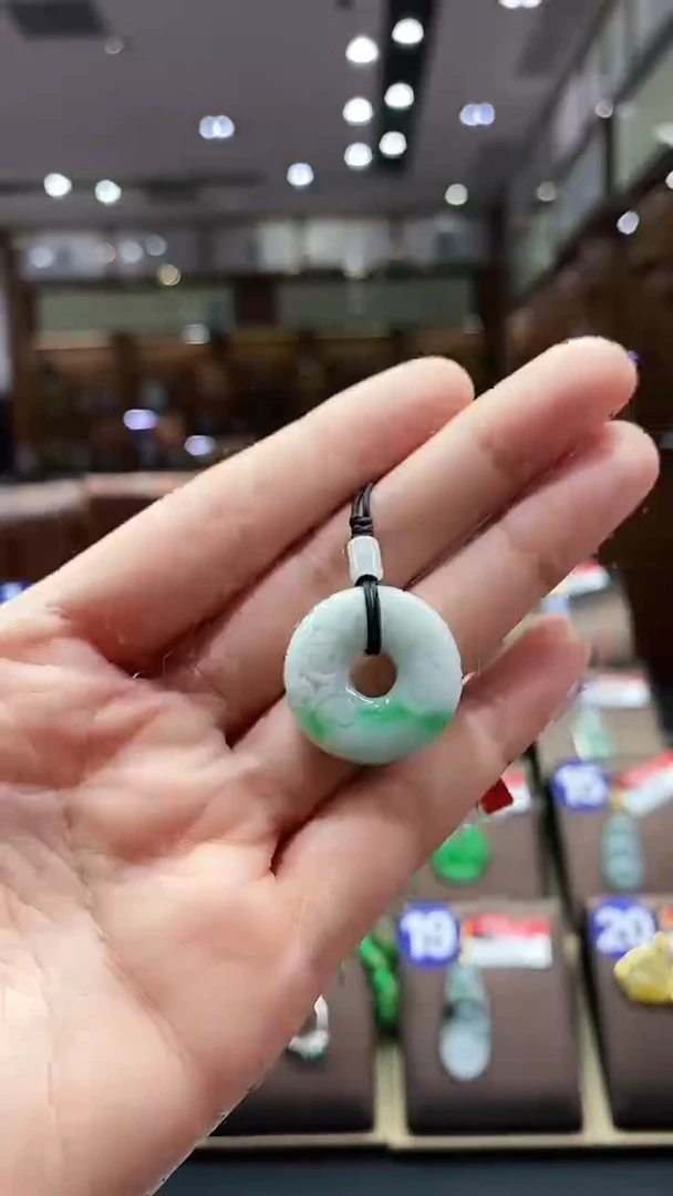 翡翠未镶嵌颈饰甜甜圈