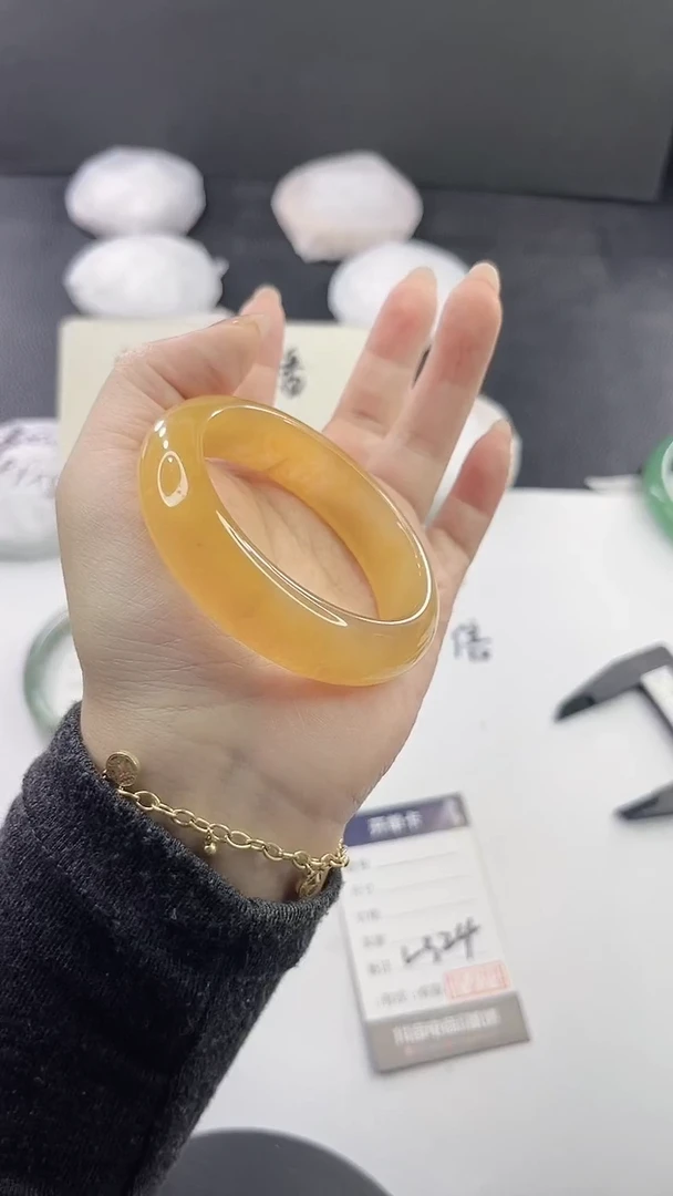 未镶嵌手镯石英质玉L324