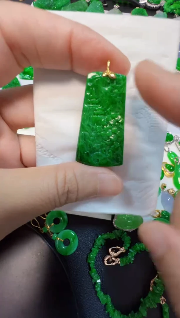 吊坠(不含链)18K金镶嵌翡翠900