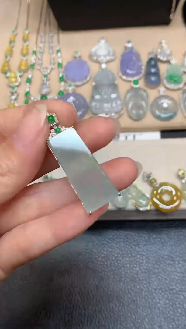 颈饰18K金镶嵌翡翠无事牌【无服务费