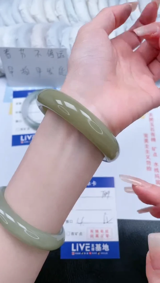 【闪购商品】石英质玉手镯未镶嵌姜黄微瑕有棉块介意勿拍T149-62