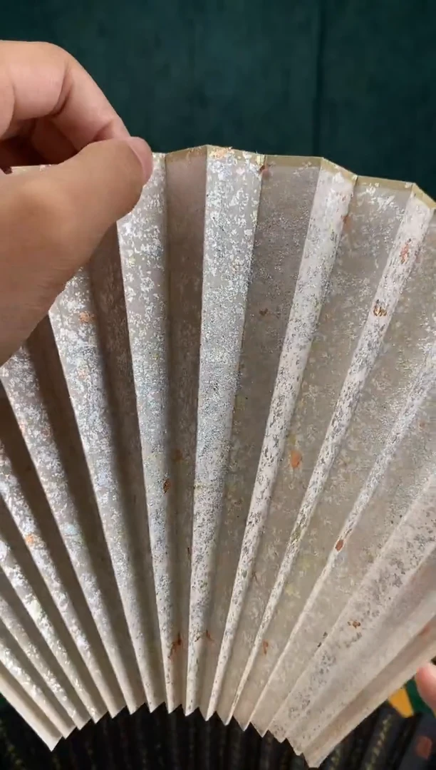 扇子洒满鱼籽银的扇面