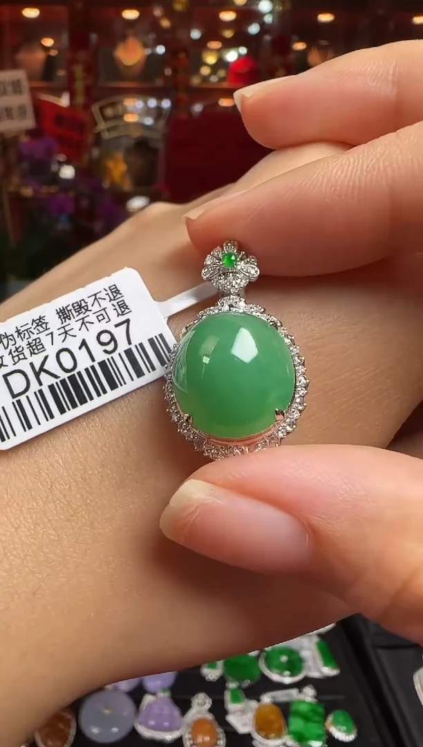 翡翠18K金镶嵌颈饰DK0197绿蛋面