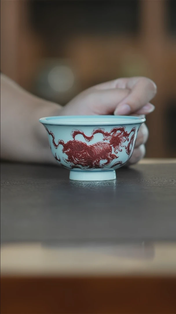 无**味釉里红双狮压手杯