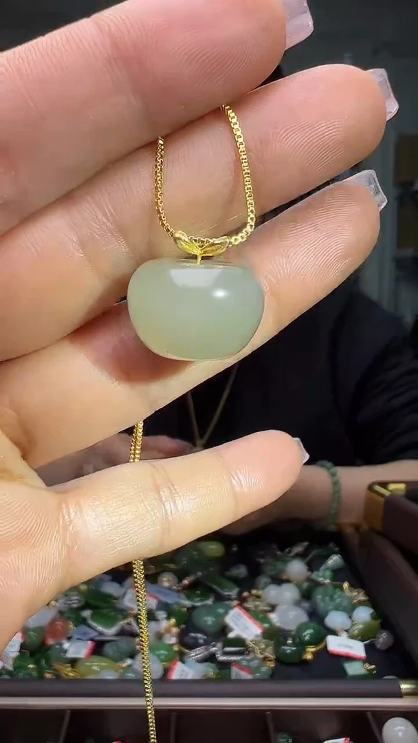 颈饰18K金镶嵌和田玉（多样性发货.发其一)1.04.99