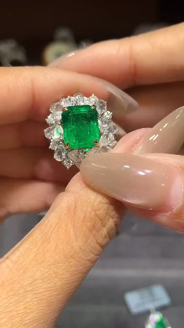 18K金镶嵌戒指祖母绿3.29ct