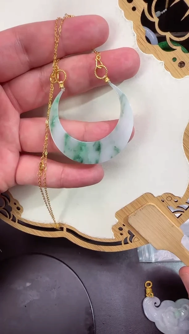 【闪购商品】翡翠颈饰未镶嵌牌子