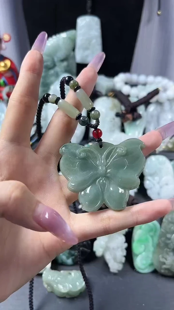 翡翠未镶嵌颈饰小蝴蝶