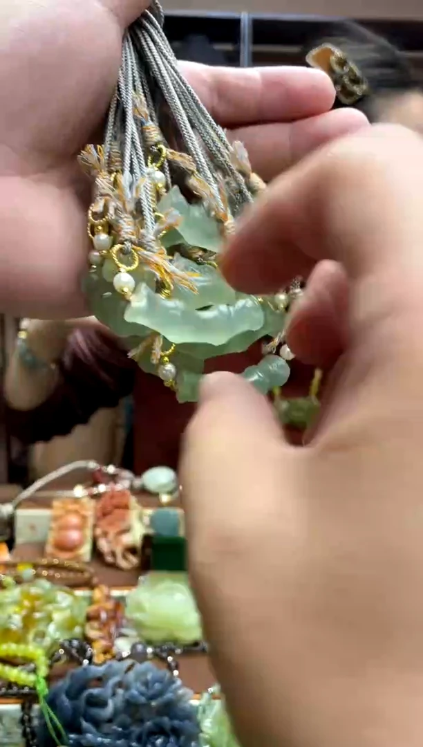 未镶嵌岫玉颈饰多样性发货发其中之一