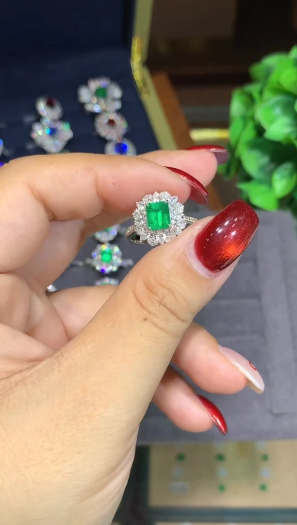 18K金镶嵌戒指祖母绿1.07ct