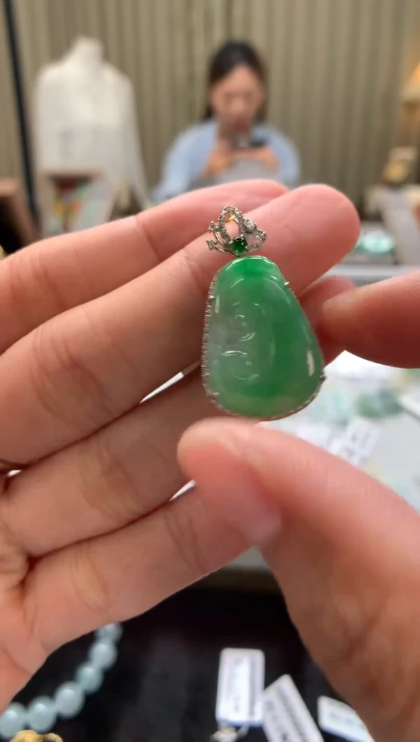 翡翠18K金镶嵌颈饰如意
