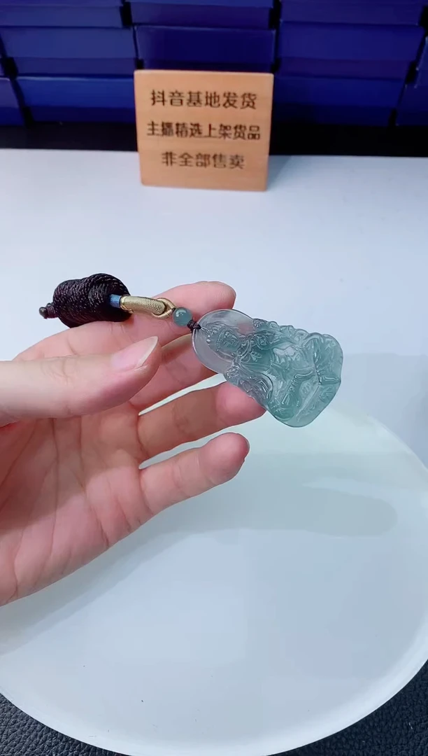 翡翠未镶嵌颈饰     `