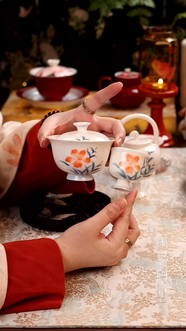 鸢尾晴朗一碗一杯