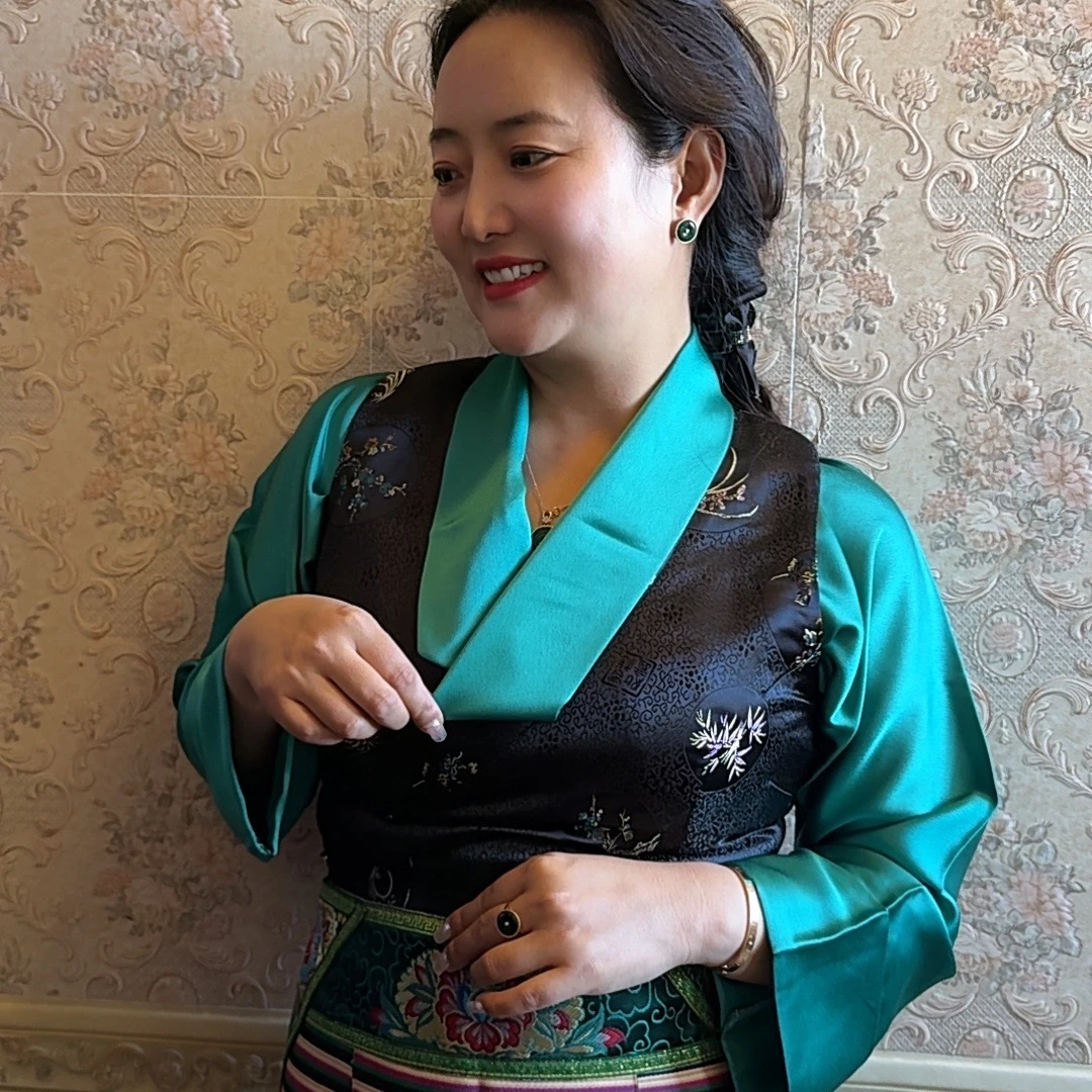史镜藏式传统缎面四季款藏服