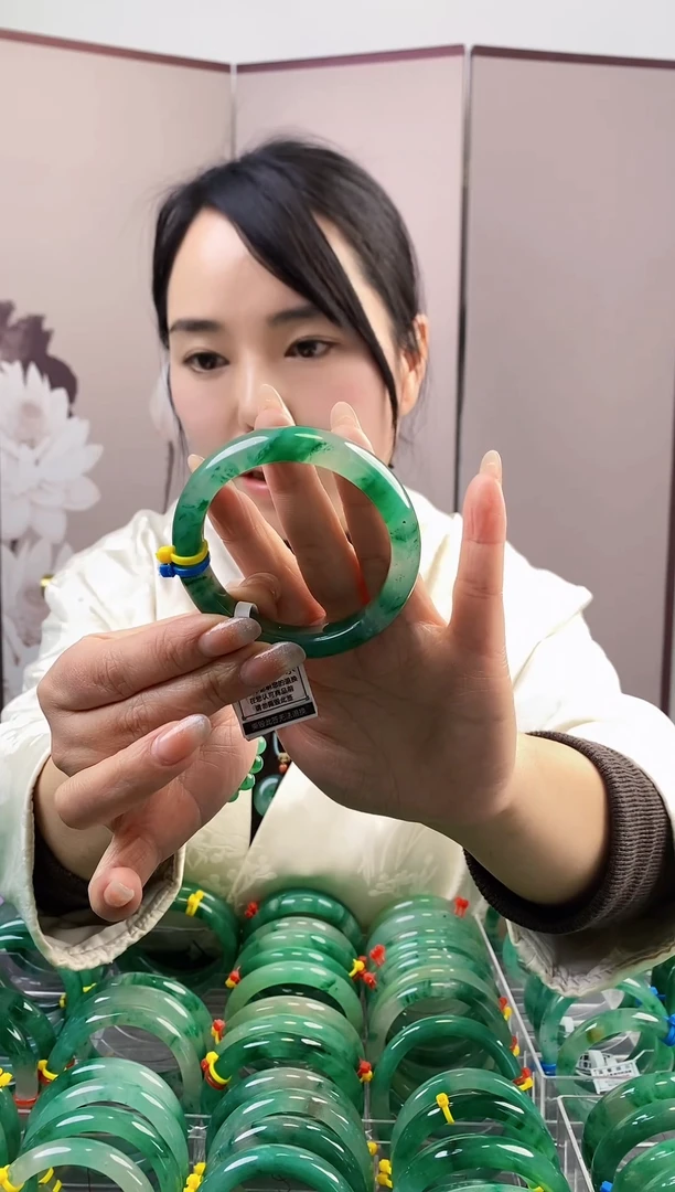 【闪购商品】石英质玉手镯合金82