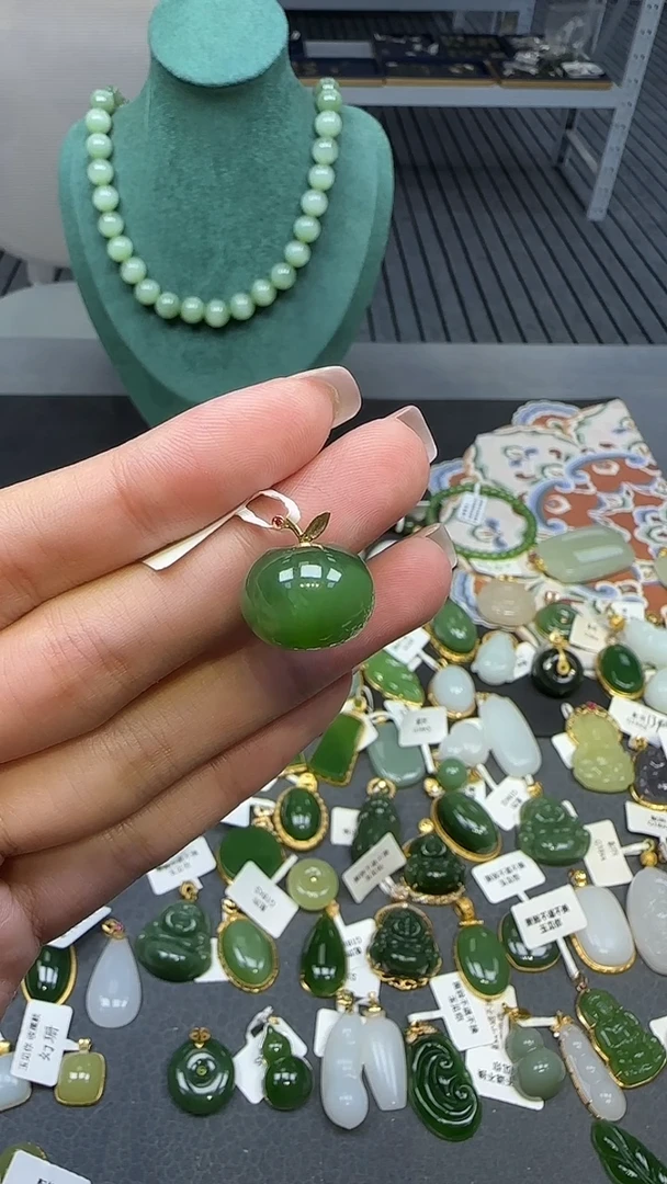 18K金镶嵌和田玉挂件1